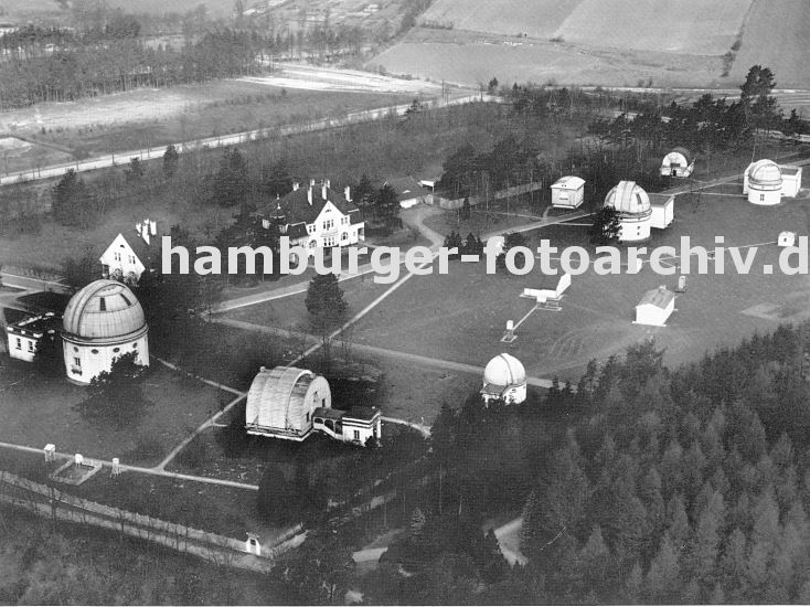 altes Luftbild vom Gelnde der Bergedorfer Sternwarte  11_21517 historische Luftaufnahme ca. 1936 vom weitlufigen Gelnde der Bergedorfer Sternwarte auf dem Gojenberg; lks. das Kuppelgebude vom Grossen Refraktor, schrg davor das Gebude des Meridiankreises.  www.hamburg-fotograf.com