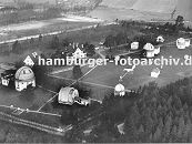 11_21517 historische Luftaufnahme ca. 1936 vom weitlufigen Gelnde der  Sternwarte auf dem Bergedorfer Gojenberg; lks. das Kuppelgebude vom Grossen Refraktor, schrg davor das Gebude des Meridiankreises.  www.hamburg-fotograf.com