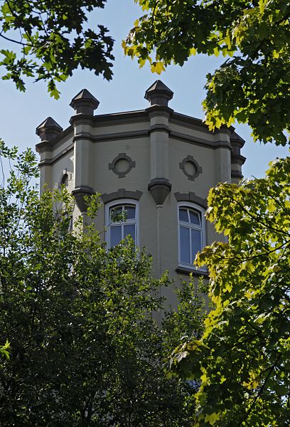 Bilder vom Bergedorfer Villenviertel  11_21520 Zwischen den Bumen ragt im Bergedorfer Villenviertel ein Turm mitangedeuteten Zinnen empor. Ende des 19.  Jahrhunderts wurde begonnen, das sogenannte Villenviertel zu bebauen - wohlhabende Hamburger und Bergedorfer Brger lieen dort ihre reprsentativen Wohnhuser errichten. Es entstanden Stadthuser, die die unterschiedlichen Stile der Architektur ausdrckten - neben der Bauform der Grnderzeit wurde auch der Jugendstil architektonisch umgesetzt oder Wohnhuser in der Architektur der neuen Sachlichkeit gebaut. www.hamburg-fotograf.com  11_21520 Zwischen den Bumen ragt im Bergedorfer Villenviertel ein Turm mitangedeuteten Zinnen empor. Ende des 19.  Jahrhunderts wurde begonnen, das sogenannte Villenviertel zu bebauen - wohlhabende Hamburger und Bergedorfer Brger lieen dort ihre reprsentativen Wohnhuser errichten. Es entstanden Stadthuser, die die unterschiedlichen Stile der Architektur ausdrckten - neben der Bauform der Grnderzeit wurde auch der Jugendstil architektonisch umgesetzt oder Wohnhuser in der Architektur der neuen Sachlichkeit gebaut. www.hamburg-fotograf.com