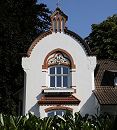 11_21522 Im Backsteindekor ber dem Fenster der Stadtvilla ist ein farbiges Jugendstildekor mit Blten und geschwungenen Linien angebracht. Dieses Stadthaus gehrt zum sogenannten Villenviertel in Hamburg Bergedorf - wohlhabende Hamburger und Bergedorfer Brger lieen dort ihre reprsentativen Wohnhuser errichten. Es entstanden Stadthuser, die die unterschiedlichen Stile der Architektur ausdrckten - neben der Bauform der Grnderzeit wurde auch der Jugendstil architektonisch umgesetzt oder Wohnhuser in der Architektur der neuen Sachlichkeit gebaut.  www.hamburg-fotograf.com