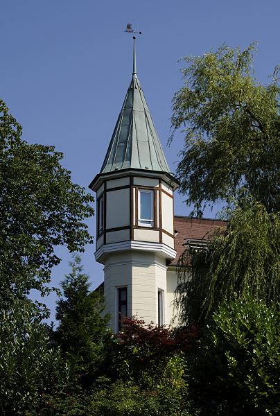 Architekturfotos aus dem Stadtteil Bergedorf   11_21526 Erkerturm mit Kupferdach und einem Segelschiff als Wetterfahne auf der Turmspitze.  Ende des 19.  Jahr- hunderts wurde begonnen, im sogenannte Villenviertel zu bauen -  wohlhabende Hamburger und Bergedorfer Brger lieen dort ihre reprsentativen Wohnhuser errichten. Es entstanden Stadthuser, die die unterschiedlichen Stile der Architektur ausdrcken - neben der Bauform der Grnderzeit wurde auch der Jugendstil architektonisch umgesetzt oder Wohnhuser in der Architektur der neuen Sachlichkeit gebaut.  www.hamburg-fotograf.com