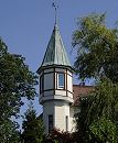 11_21526 Erkerturm mit Kupferdach und einem Segelschiff als Wetterfahne auf der Turmspitze.  Ende des 19.  Jahr- hunderts wurde begonnen, im sogenannte Villenviertel zu bauen -  wohlhabende Hamburger und Bergedorfer Brger lieen dort ihre reprsentativen Wohnhuser errichten. Es entstanden Stadthuser, die die unterschiedlichen Stile der Architektur ausdrcken - neben der Bauform der Grnderzeit wurde auch der Jugendstil architektonisch umgesetzt oder Wohnhuser in der Architektur der neuen Sachlichkeit gebaut.  www.hamburg-fotograf.com