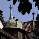 11_21527 Hausdach einer Hamburger Stadtvilla im Bergedorfer Villenviertel.  Ende des 19.  Jahrhunderts wurde begonnen, im sogenannte Villenviertel zu bauen -  wohlhabende Hamburger und Bergedorfer Brger lieen dort ihre reprsentativen Wohnhuser errichten. Es entstanden Stadthuser, die die unterschiedlichen Stile der Architektur ausdrcken - neben der Bauform der Grnderzeit wurde auch der Jugendstil architektonisch umgesetzt oder Wohnhuser in der Architektur der neuen Sachlichkeit gebaut.  www.hamburg-fotograf.com