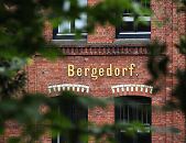 11_21529 An dem historischen Industriegebude ist in goldenen Buchstaben der Name Bergedorfs zu erkennen. ber den Fenstern wird mit hellen Steinen ein Dekor erstellt, dass sich von der roten Backsteinfront abhebt.  www.hamburg-fotograf.com