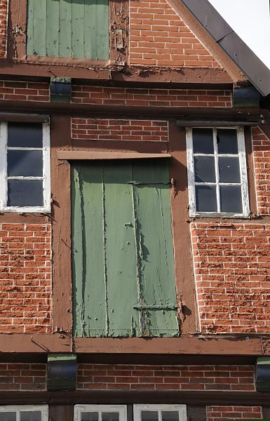 Fachwerkhaus - Speichertr   11_21531 Historisches Fachwerkgebude in der Bergedorfer Einkaufsstrasse Sachsentor. Das Fachwerk- haus wurde 1700 errichtet; die Farbe blttert von der Speichertr ab, die von zwei alten Trscharnieren / Langbndern gehalten wird.  www.hamburg-fotograf.com