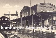 11_21534 Ende 1846 wurde die Bahnstrecke von Bergedorf nach Berlin verlngert und in diesem Zusammenhang ein neuer Bahnhof errichtet - der alte Bergedorfer Bahnhofsgebude wurde stillgelegt. Auf dem Bahnsteig des im klassizistischen Architekturstil errichteten Bahnhofgebude stehen Fahrgste und warten auf den Zug -  eine Lokomotive mit Personenwagen fhrt in den Bergedorfer Bahnhof ein; 1937 wurde dieser Bahnhof abgerissen.   www.hamburger-fotoarchiv.de