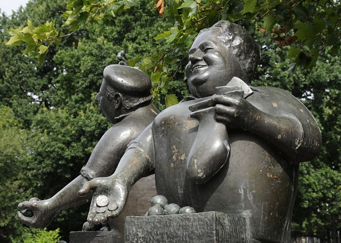 Hamburg Fotos - Bilder aus dem Bezirk Bergedorf - Lohbrgger Marktplatz  11_21537 Bronzeskulptur Marktschreier am Lohbrgger Markt, Dr. Jnos Enyedi 1989. Eine rundliche Marktfrau hlt in der einen Hand das Wechselgeld in der anderen eine Tte mit Frchten. Dahinter steht der Marktschreier mit Mtze und preist seine Erzeugnisse an.  www.hamburg-fotograf.com