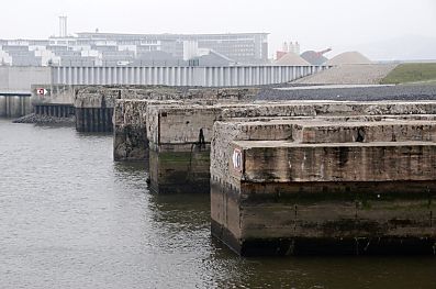 011_15386 der Boots-Bunker hatte eine Abmessung von insgesamt 150 x 200m; in den insgesamt 5 Rhren konnten jeweils zwei U-Boote repariert werden.