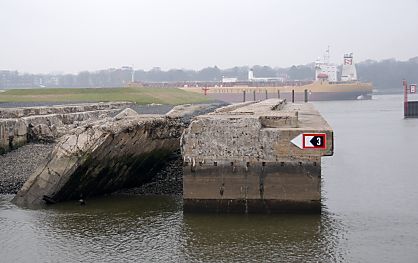 011_15386 die Bunker-Anlage war Teil der Deutschen Werft, auf der unter anderem auch Hftlinge aus dem Konzentrationslager Neuengamme zur Arbeit unter unmenschlichen Bedingungen gezwungen wurden. 