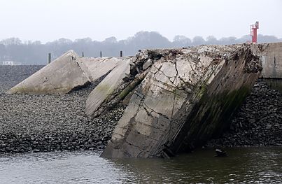 011_15386 nach Kriegsende wurde der Bunker 1945 gesprengt und nach Schliessung der Deutschen Werft 1973 zugeschttet.