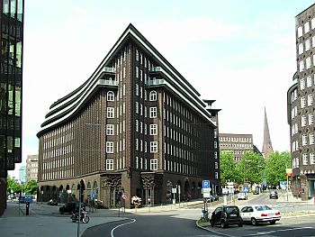 011_15192 - die Backsteinarchitektur ist architektonischer Ausdruck im Kontorhausviertel; re. die Jacobikirche.