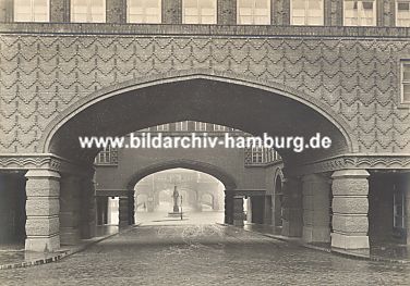 011_15211 - Blick durch das Chilehaus; im Hintergrund das Brckenportal der  Wandrahmbrcke.