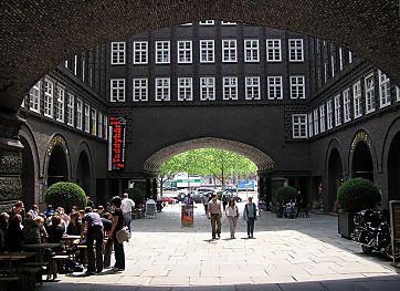 011_15212 - Strassencaf im Innenhof vom Chilehaus; Blick zum Wandrahmsteg.