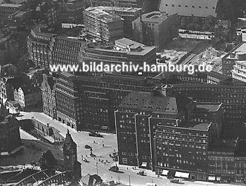 011_15198 - Luftaufnahme Kontorhausviertel; im Bildzentrum das Chilehaus, lks. davon das Klingbergfleet und re. der Messberghof. 