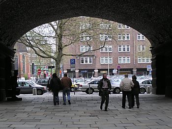 011_15202 - hinter dem Torbogen liegt der Burchardplatz; lks. im Hintergrund Kirchenfenster von der St. Jakobi Kirche an der Steinstrasse.