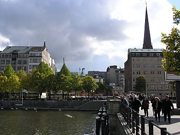 011_15167 - das Kontorhaus am Ballindamm ist abgerissen; re. der Turm der Petrikirche, im Vordergrund die Reesendammbrcke.(10/2003)