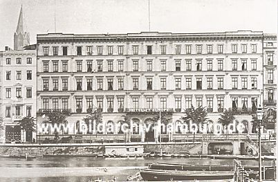 011_15181 - das Hotel l'Europe am ehemaligen Alsterdamm (ca. 1890 ); im Hintergrund li. die Spitze vom Turm der St. Jacobikirche - im Vordergrund Schuten auf der Binnenalster.