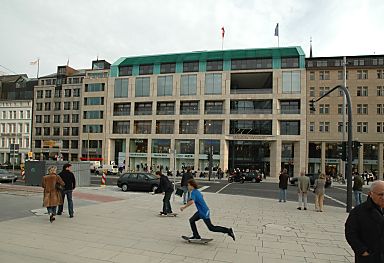 011_15184 - Blick vom Jungfernstieg zur Gebudefront der Einkaufspassage / Europa Passage; im Vordergrund zwei Jugendliche mit Skateboard. 