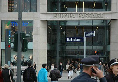 011_15185 - Schriftzug "Europa Passage ber dem Eingang; Strassenschilder Ballindamm) / Jungfernstieg, lks. Hinweisschild fr den U S-Bahn Eingang Jungfernstieg.