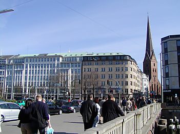 011_15152 - Blick ber die Reesendammbrcke zum Kontorhaus "Europa", das 1908 errichtet wurde; re. die Bergstrasse und die St. Petri Kirche. (2002)