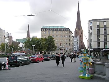 011_15153 - das historische Kontorhaus Europa ist 2003 abgerissen; an seiner Stelle wurde die Europapassage errichtet, die sich vom Ballindamm ber die Hermannstrasse bis zur Kleinen Rosenstrasse erstreckt - hinter der Baulcke ist die St. Jacobikirche zu erkennen.