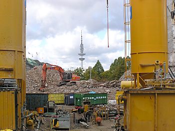011_15165 - Blick auf die Baustelle; ein Bagger arbeitet auf auf einem Berg von Bauschutt; im Hintergrund der Fernsehturm. 