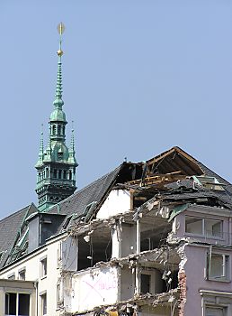 011_15170 - hinter einem Abrisshaus zeigt sich ein Turm vom Hamburger Rathaus. 