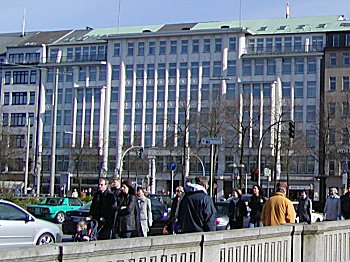 011_15157 - Blick von den Alsterarkaden ber die Reesendammbrcke zum Europahaus ( 2002 )