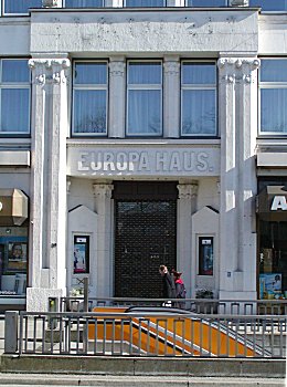 011_15160 - Sulen Dekor am Eingang Europa Haus / Schriftzug; im Vordergrund Rolltreppen zur U / S-Bahnstation Jungfernstieg. 