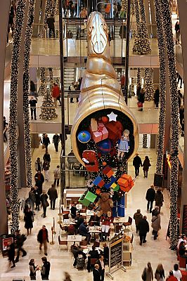 011_15262 - ein Fllhorn mit Geschenken hngt von der Decke des grten Einkaufcenter Hamburgs.