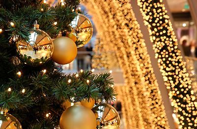 011_15265 - Christbaumschmuck und beleuchtete Tannengirlanden dekorieren die exklusivste Shopping Mall Hamburgs weihnachtlich.