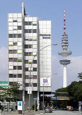 011_14605 - Fernsehturm; lks. das Gebude der Hamburg Messe.