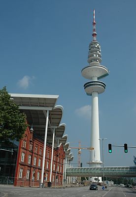 011_14611 - im Rahmen der Erweiterung der Gebude der Hamburg Messe wurde das ehem. HEW-Gebude in die Architektur der neuen Ausstellungshalle integriert.  