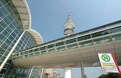 011_14615 - berquerung der Karolinenstrasse zu den Messehallen der Hamburg Messe.  