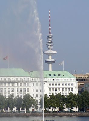 011_14642 - Alsterfontaine mit Fernsehturm; Blick ber die Binnenalster. 