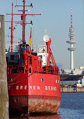 011_14653 - rotes Schiff am Kai.