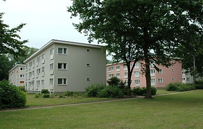 011_14312 Architektur in der Gartenstadt; Wohngebude im Grnen; verschiedenfarbig dekoriert.