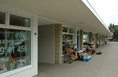 011_14313 Ladenzeile im Stil der 50er Jahre; die Aussenfront ist mit Kacheln versehen. 