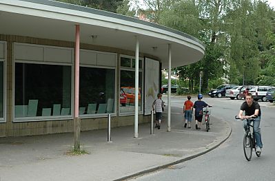 011_14314 Schaufensterfront; Geschfte der Siedlung in Nierentischform gebaut; schmale Sulen sttzen das Vordach.  