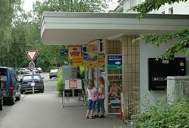 011_14315 gekachelter Kiosk mit weit heraus ragendem Vordach;