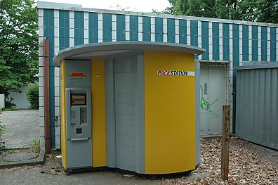 011_14318 moderne automatische Packstation der Post / DHL, die einen Teil der stillgelegten Post ersetzt und ohne Kosten verursachende Menschen funktioniert.
