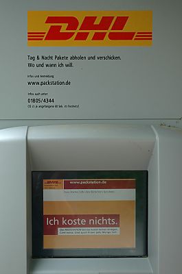 011_14319 DHL / Post Werbung an der Paketstation: ' Ich koste nichts '. (ausser Arbeitsplaetze)  