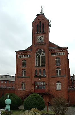 04_22845 Kirchturm mit Uhr; auf der Spitze befindet sich eine Sendeanlage fr Mobilfunk.