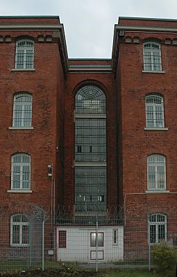 04_22849 Gebudeansicht mit Fenstergittern.