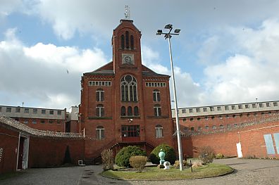 04_23224 Innenhof vom Gefaengnis Fuhlsbttel; die Kirche wird als Besucherraum genutzt.