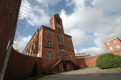 04_23225 Innenhof der JVA Fuhlsbttel; Backsteinmauer mit Stacheldraht.