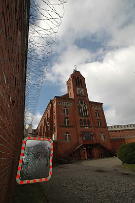 04_23226 Gefngniskirche, Mauer mit gerolltem Stacheldraht, Spiegel.