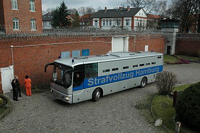 04_23332 ein Gefangenentransport vom Strafvollzug Hamburg liefert Gefangene in der Haftanstalt Fuhlbttel an.