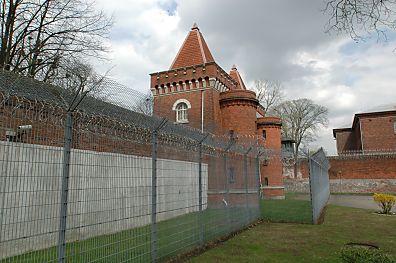 04_23334 Gefngniszaun mit Stacheldraht. 