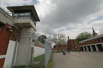 04_23340 Blick ber den Gefngnisinnenhof am Suhrenkamp.